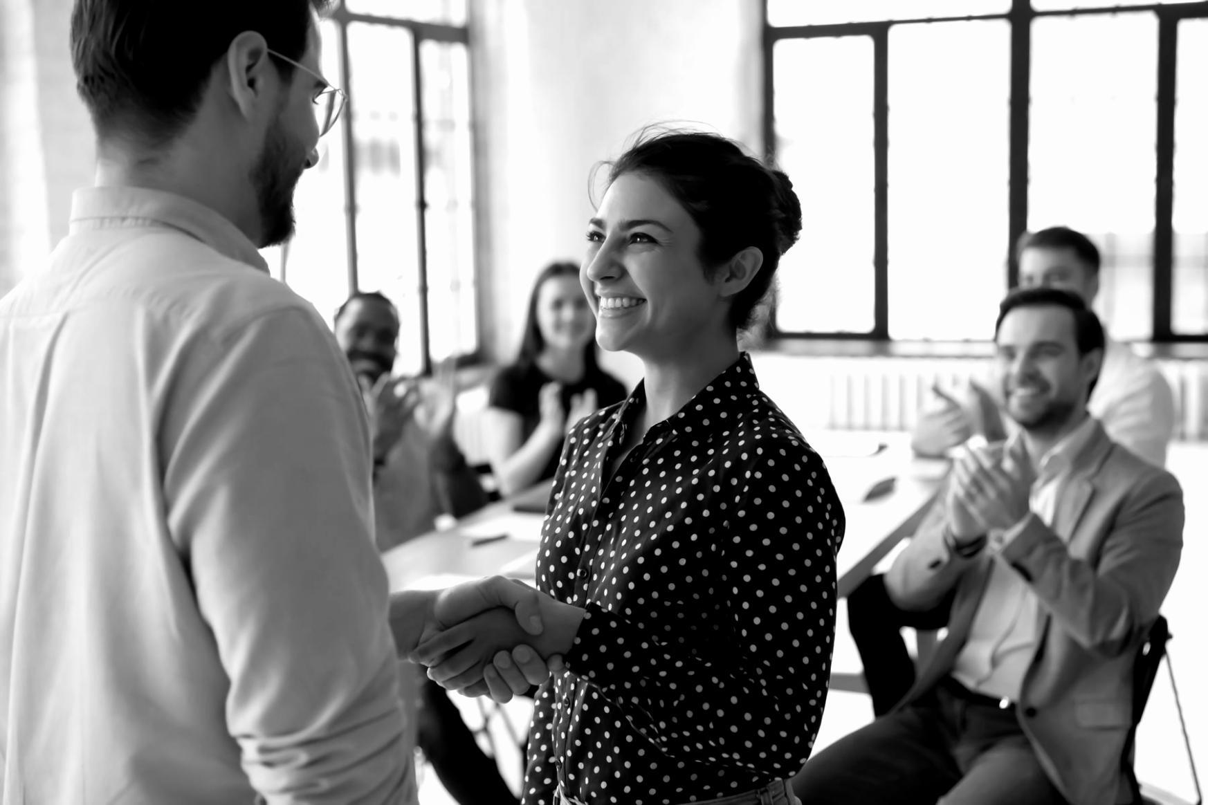 Personne en pleine introspection lors d'une séance d'auto-analyse guidée